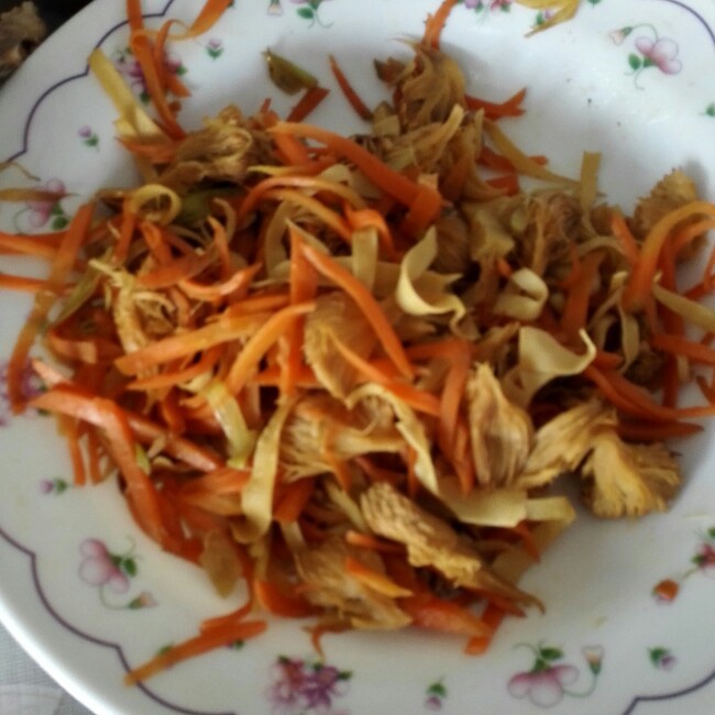 胡萝卜炒猴头菇