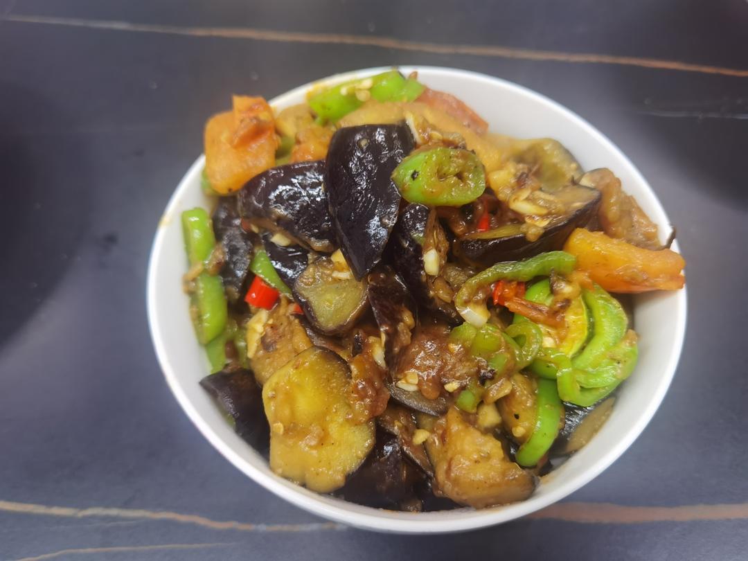 红烧茄子（佐西红柿尖椒）