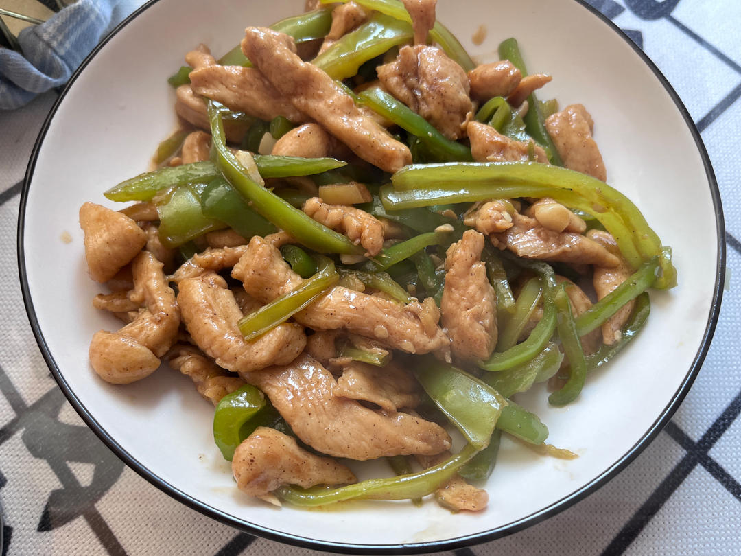 巨好吃的青椒炒鸡胸肉丝，超下饭