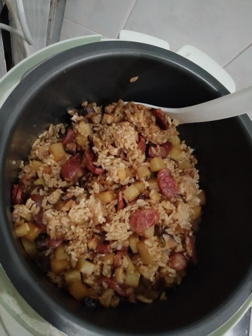 香菇腊肠土豆焖饭