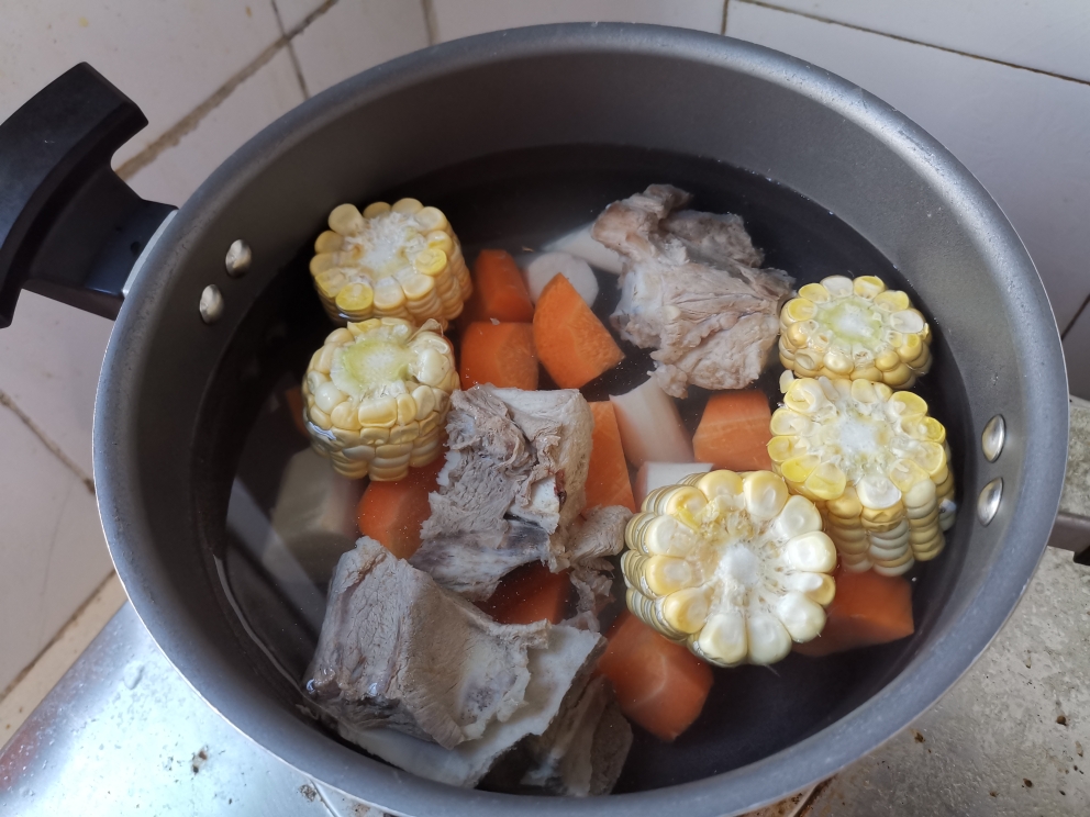 广东靓汤-红萝卜玉米淮山煲猪骨的做法