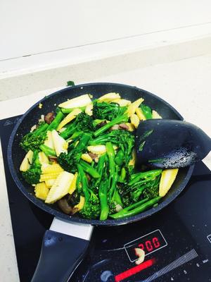 迷之搭配•熏肉炒西兰花菜苔&玉米笋的做法 步骤6