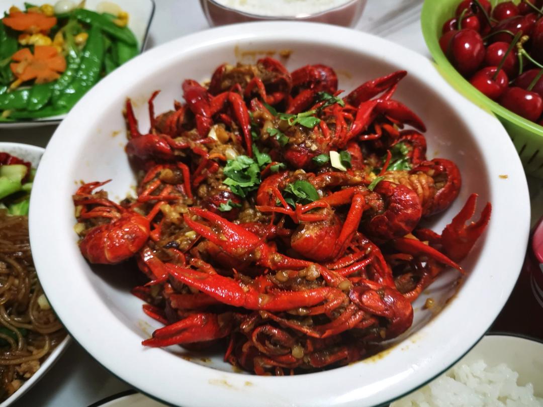 家庭版蒜蓉小龙虾美味不油腻，超好吃的教程来了