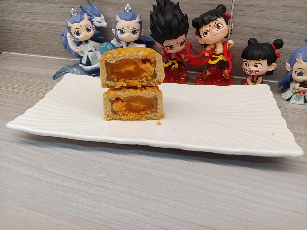 莲蓉肉松蛋黄月饼