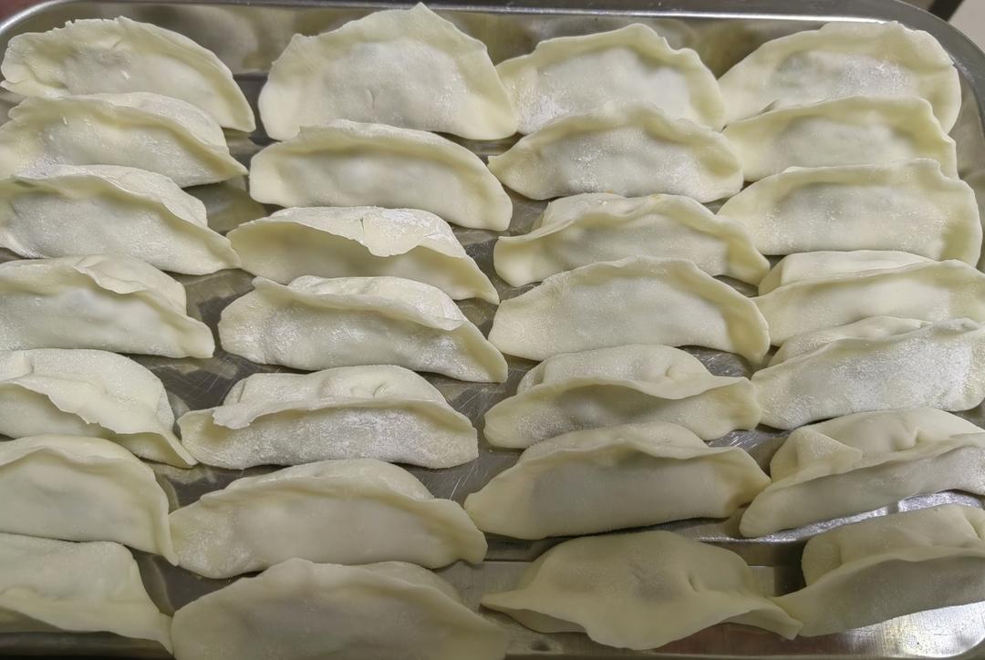 韭菜猪肉饺子(附擀皮和最简单的饺子包法)