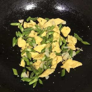 芦笋炒鸡蛋的做法 步骤19