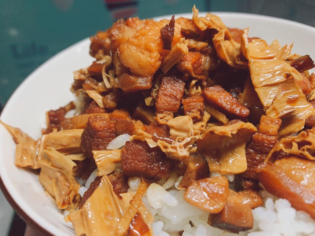 一份超绝超赞的卤肉酸辣面