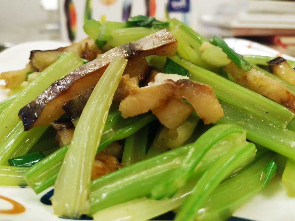 鳗鱼鲞丝炒芹菜--很香很好吃的快手菜的做法