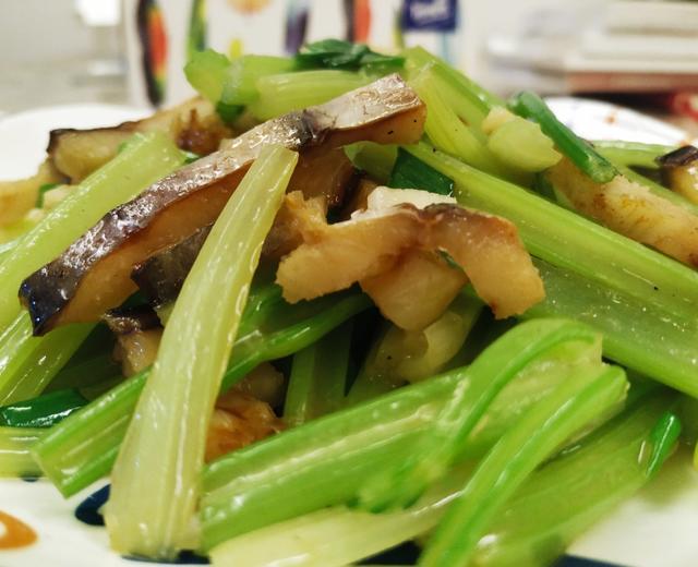 鳗鱼鲞丝炒芹菜--很香很好吃的快手菜的做法