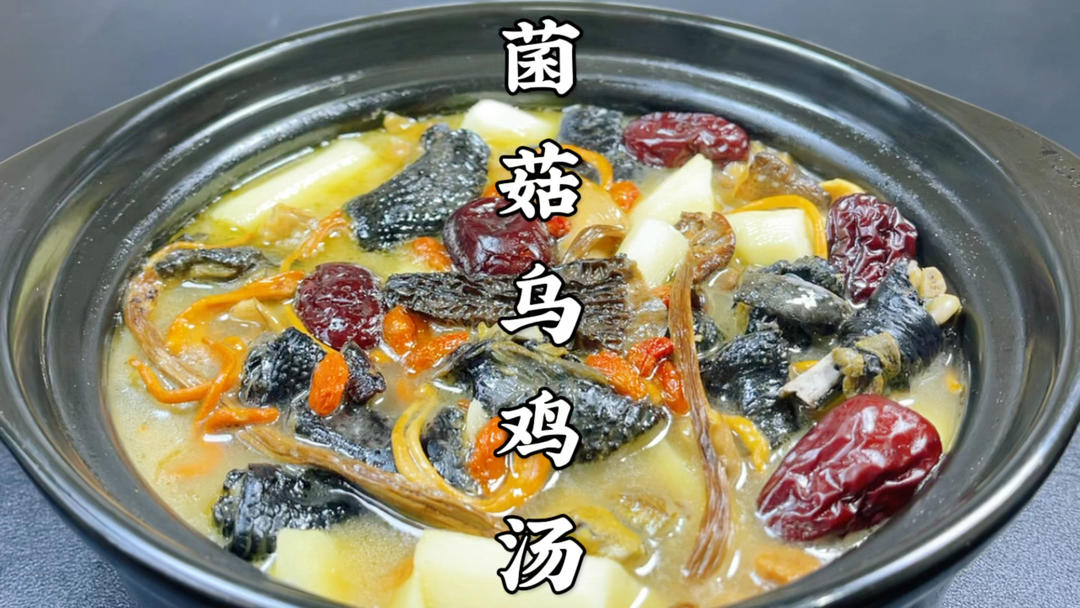 炖鸡汤，有人焯水有人直接炖，难怪不香有腥味，大厨教你正确做法