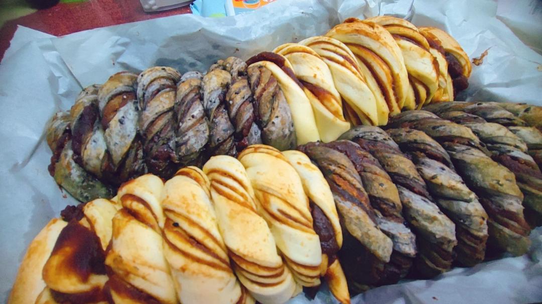 双色豆沙与黑芝麻面包