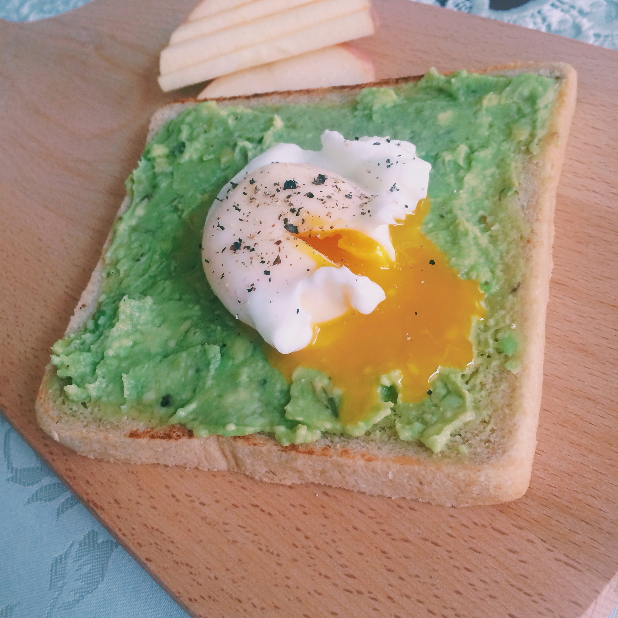 【健康能量早餐】流黄荷包蛋牛油果酱配全麦面包