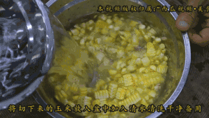 厨师长教你“蜂窝玉米”的做法，酥脆的口感泛着玉米的香气，好吃的停不下来！的做法 步骤1
