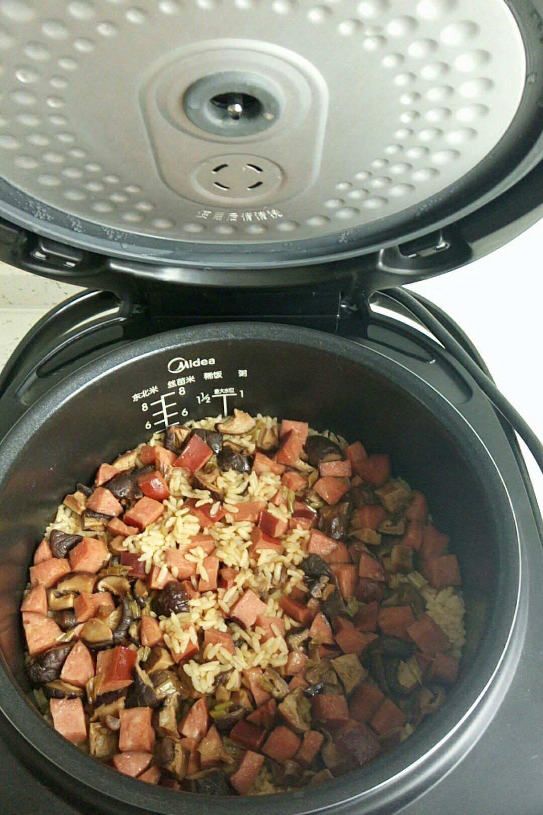 电饭锅香菇香肠饭(●´∀｀●)