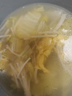 白菜土豆金针菇鸡蛋汤的做法 步骤1