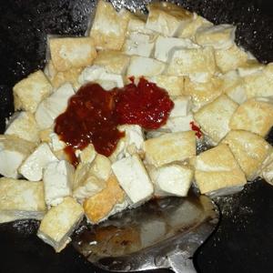 豆板酱闷豆腐的做法 步骤5