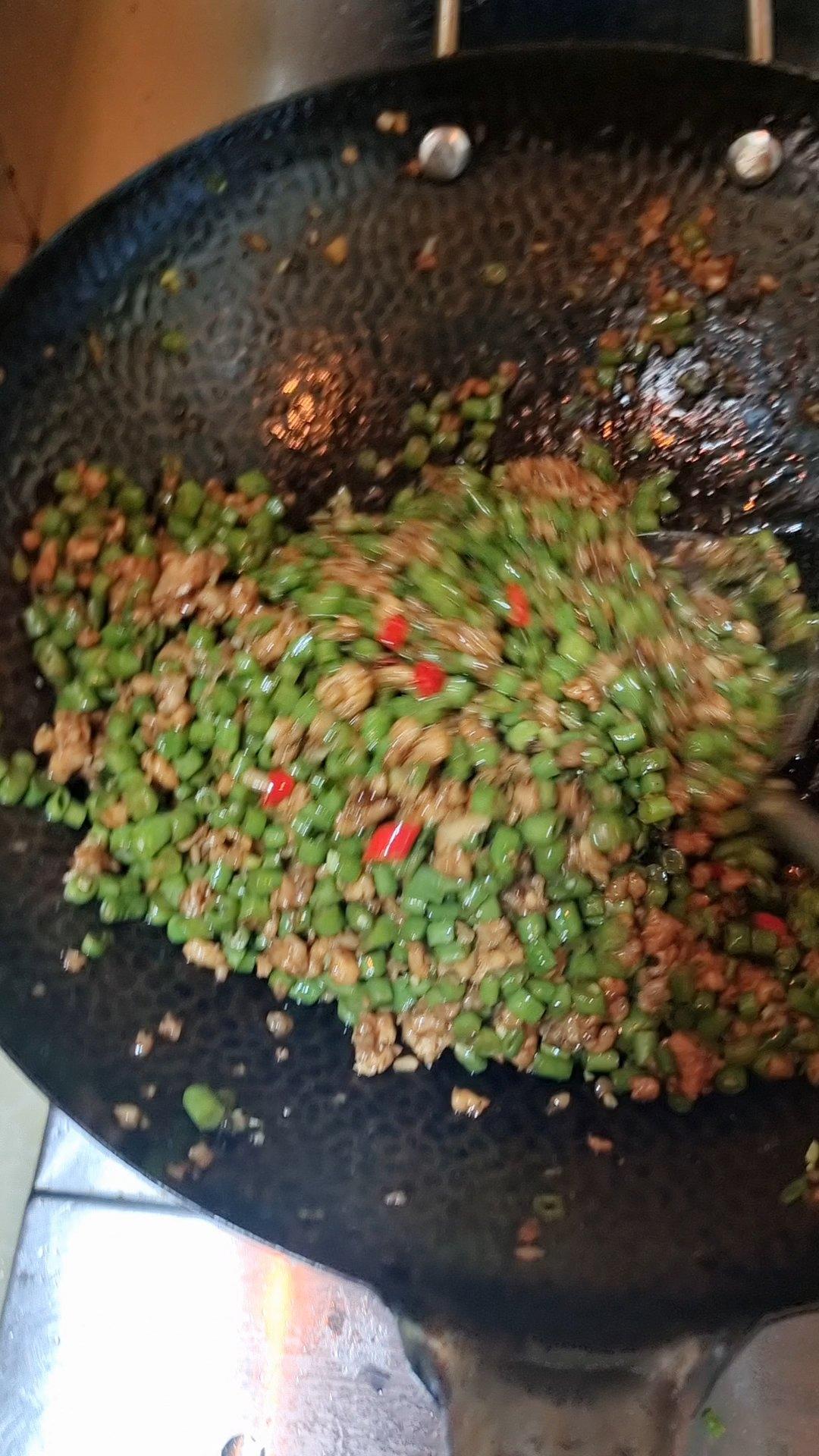 超简单的下饭菜🔥肉末豆角，好吃到流泪