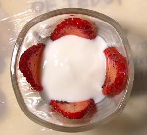 网红款奥利奥草莓酸奶杯的做法 步骤6