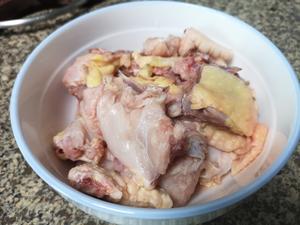 香菇木耳蒸鸡——简单快手，厨房小白福音的做法 步骤1