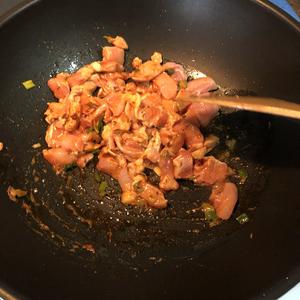十分钟简单上手的洋葱辣炒鸡腿肉的做法 步骤6