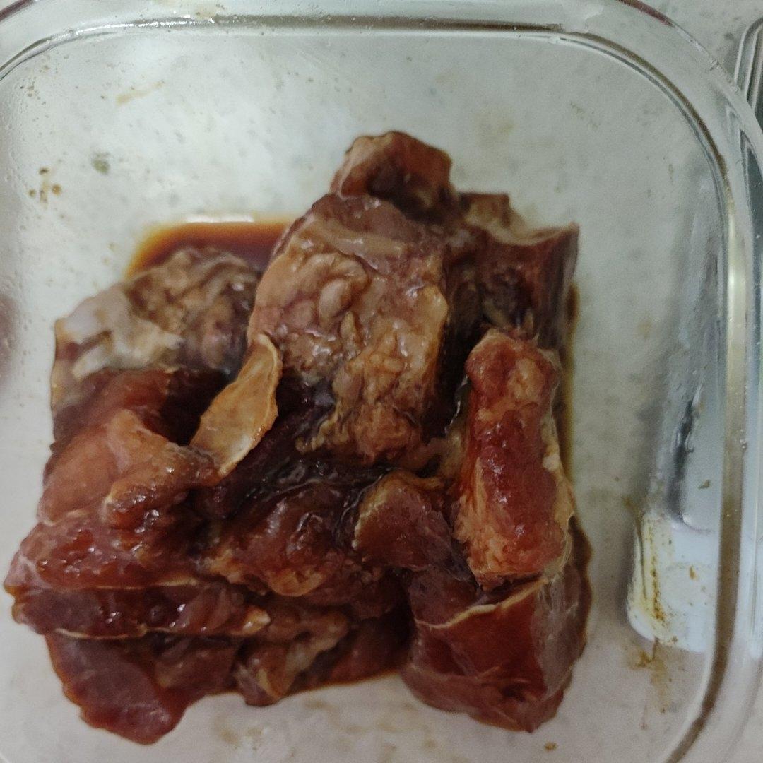 外焦里嫩！好吃到舔手指的蒜香烤排骨