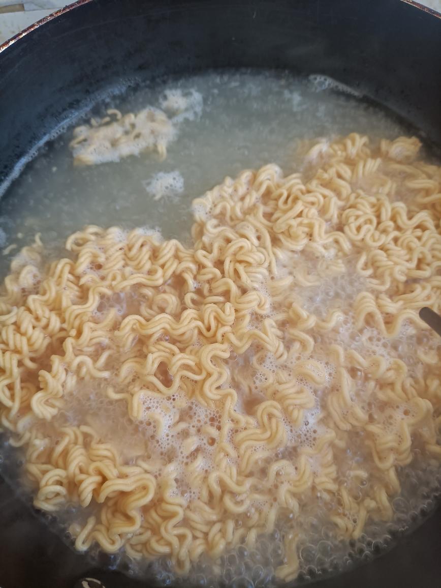 吃完这碗炒方便面朋友叫我去摆摊吧的做法 步骤2