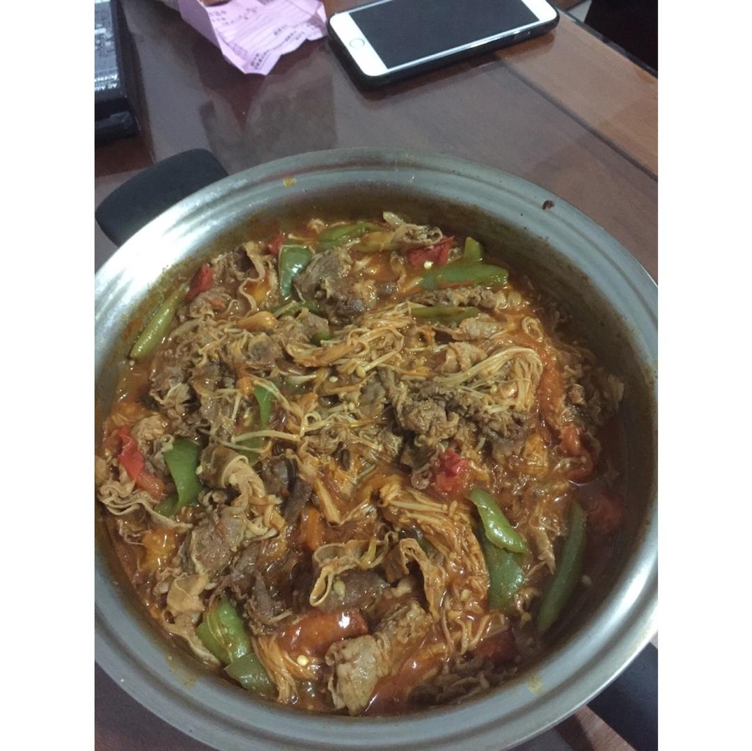 肥牛蘑菇砂锅 Beef & Mushroom Hotpot