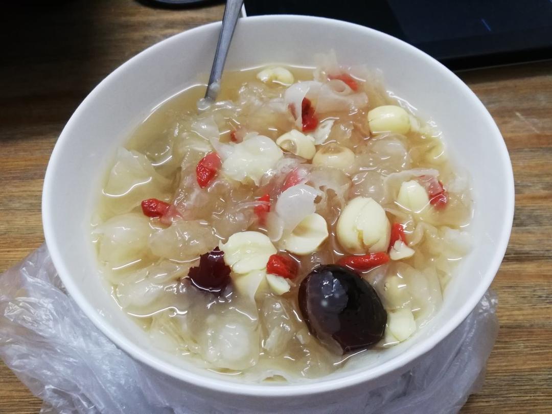 银耳莲子汤