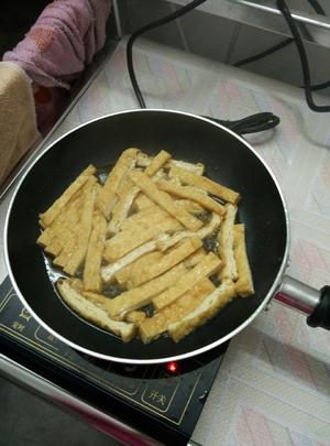 川味腊肠炒豆干韮菜花的做法 步骤2