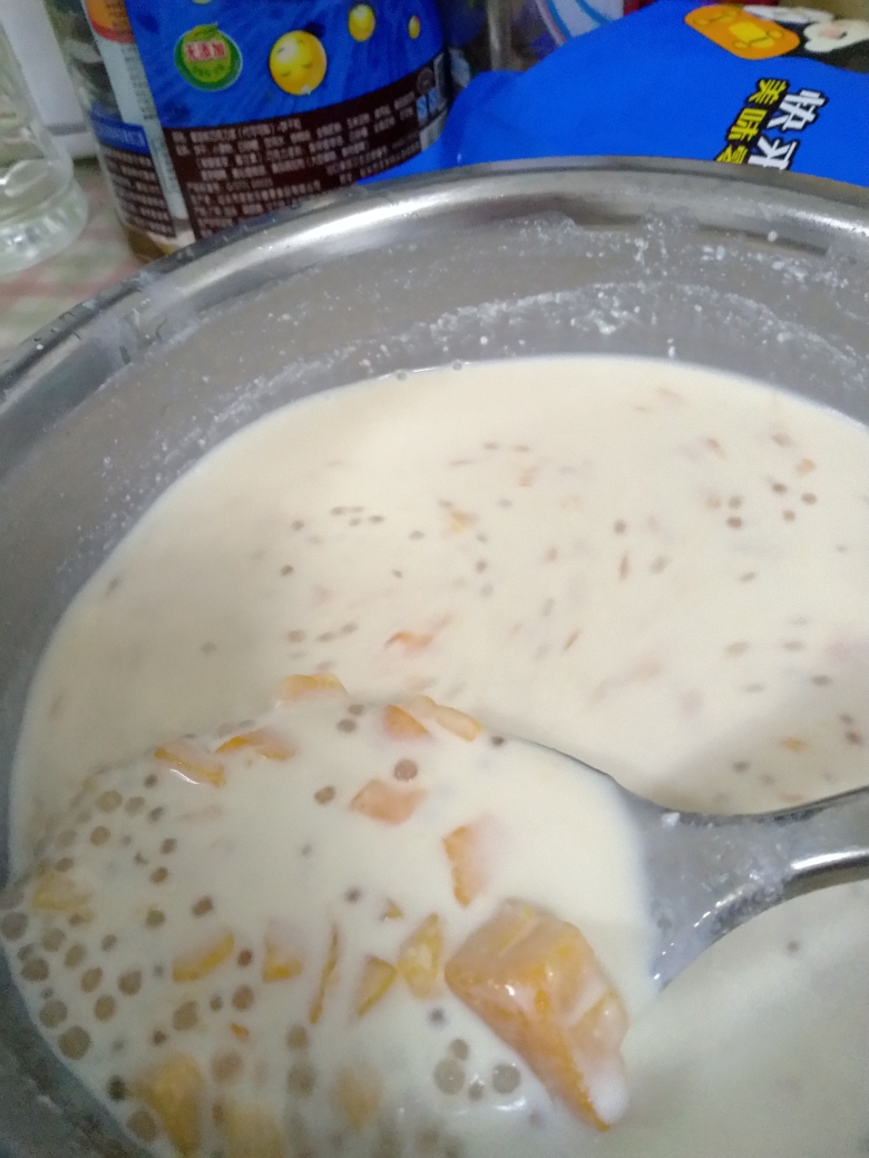 芒果西米露加淡奶油和椰子粉的做法 步骤1