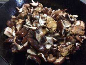 香菇焖鸡肉的做法 步骤7