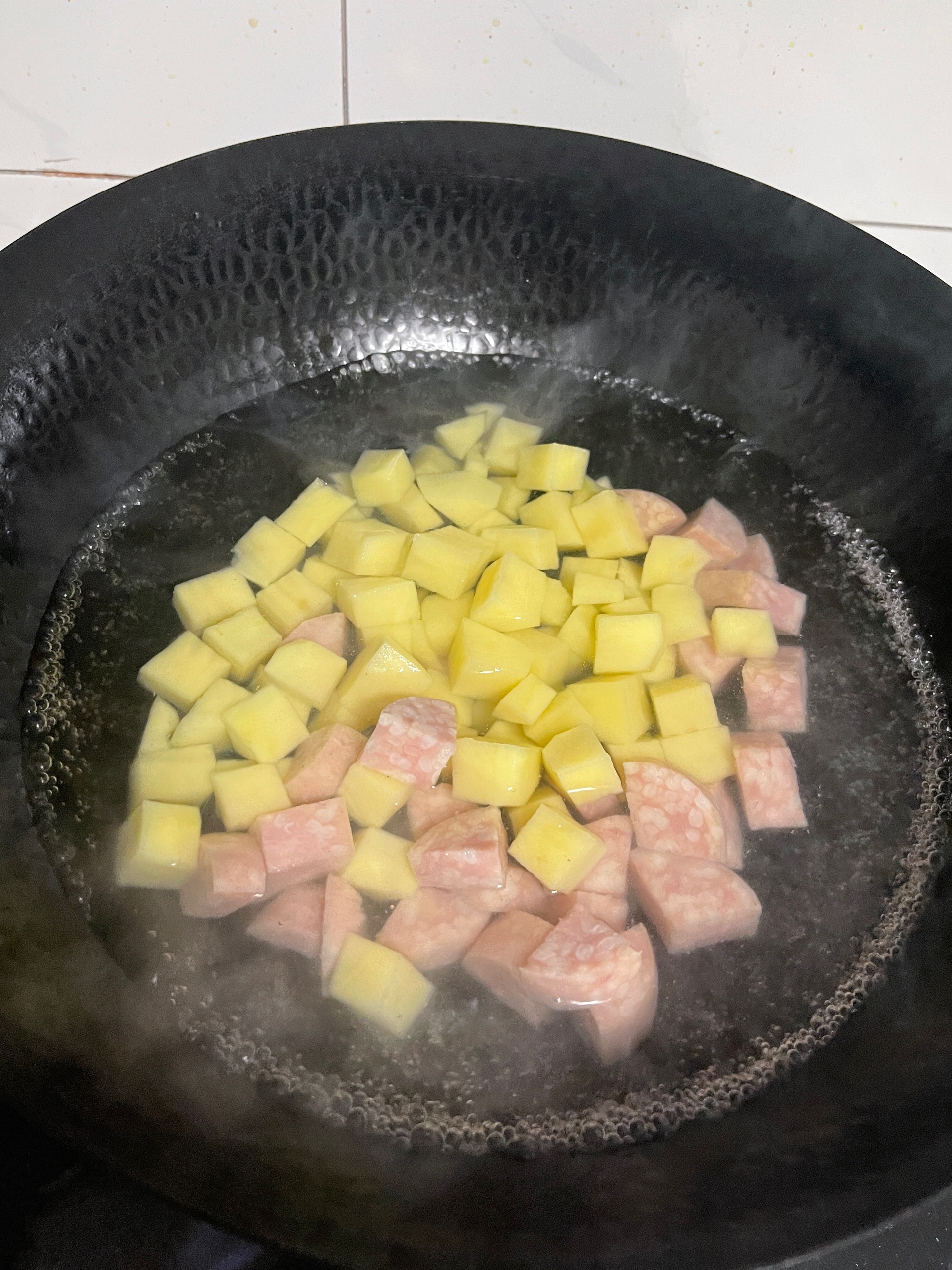 土豆炒火腿肠的做法 步骤3