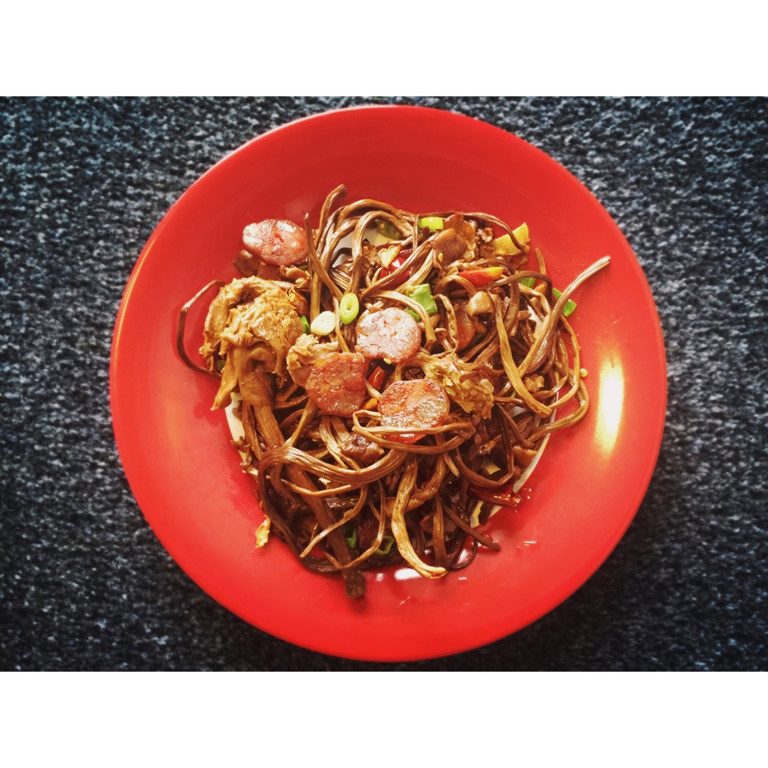 五花肉干锅茶树菇