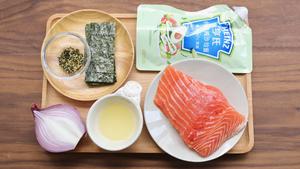 北海道风味三文鱼饭团的做法 步骤1