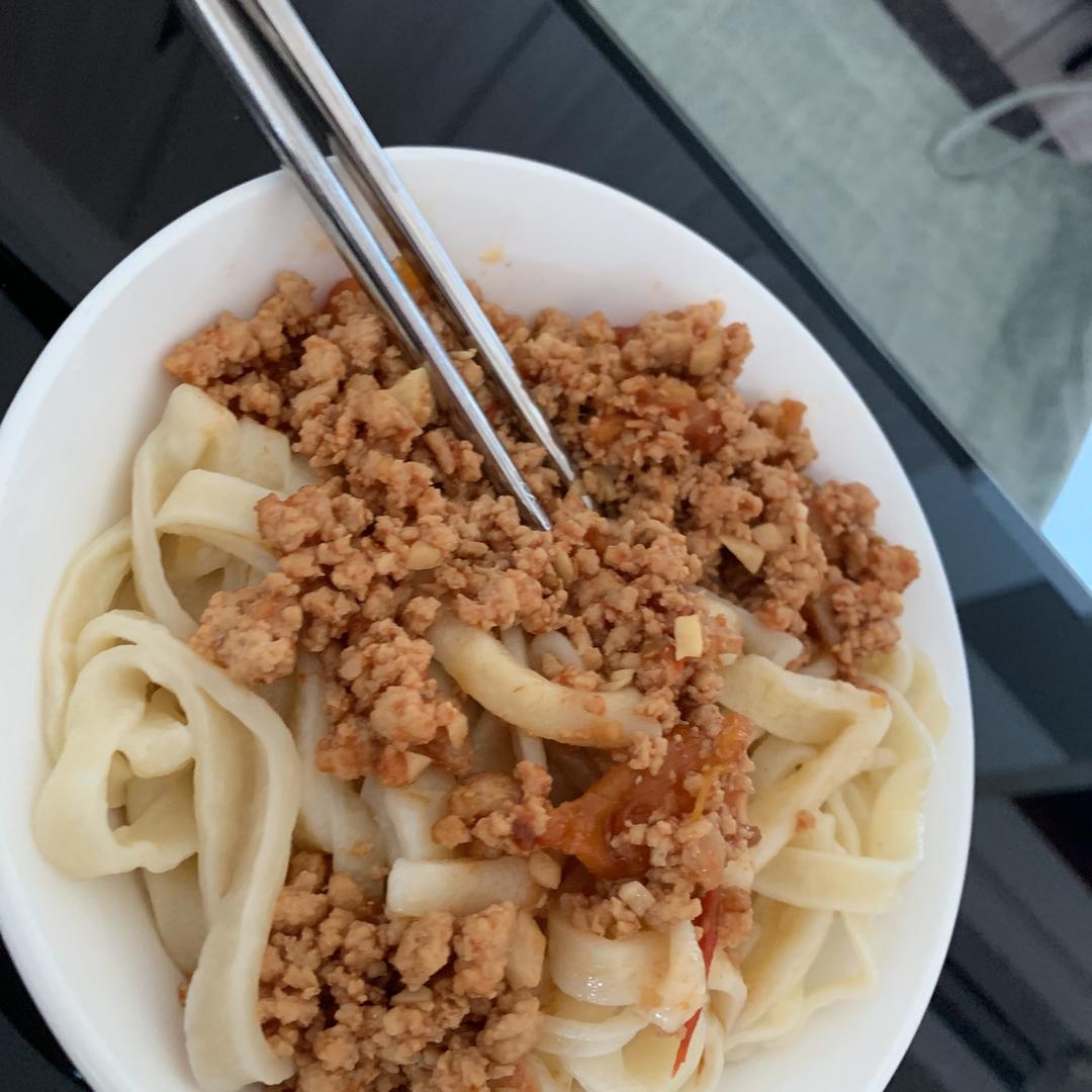 小时候最爱吃的面之一老妈牌西红柿肉酱面