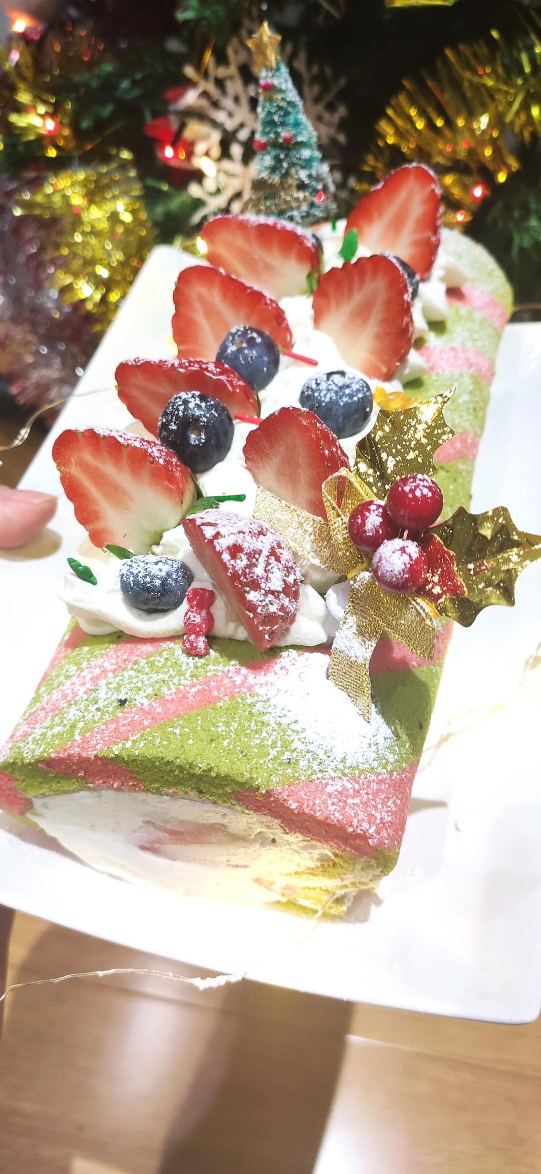 抹茶和红丝绒的圣诞蛋糕卷