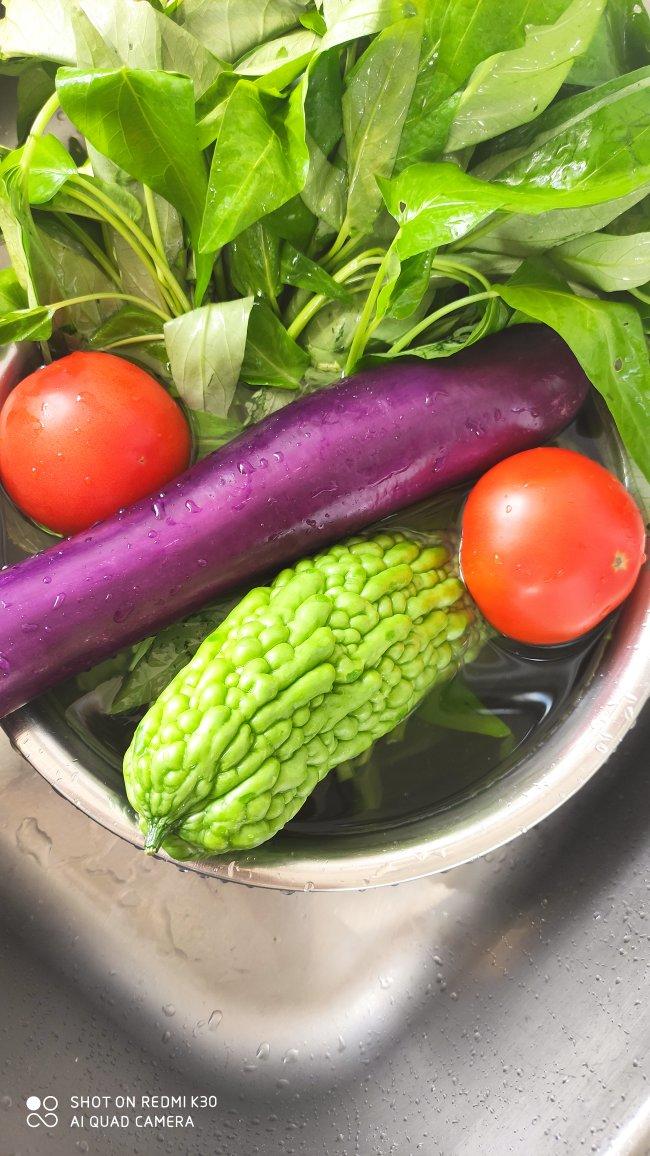 就像有句话所说：成年人的世界里，从来就没有“容易”二字。很多时候，你只能单枪匹马，直面生活的兵荒马乱。