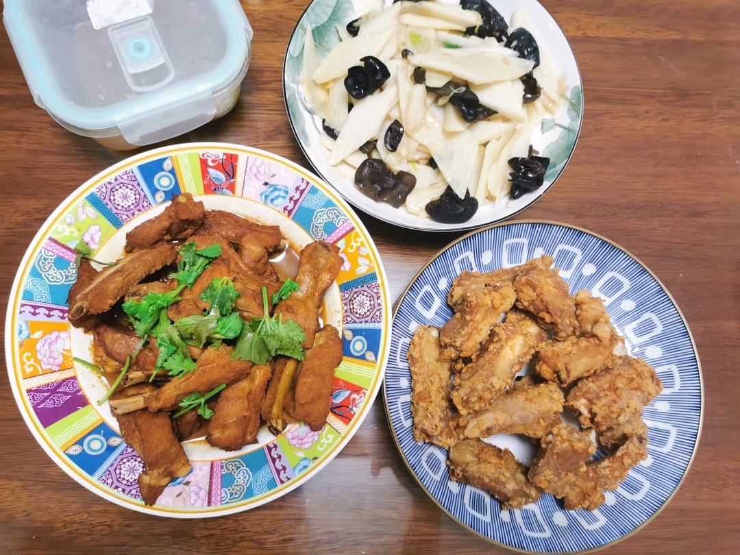 我家排骨从不红烧，加一些大蒜，出锅香喷喷，孩子吃完舔手指