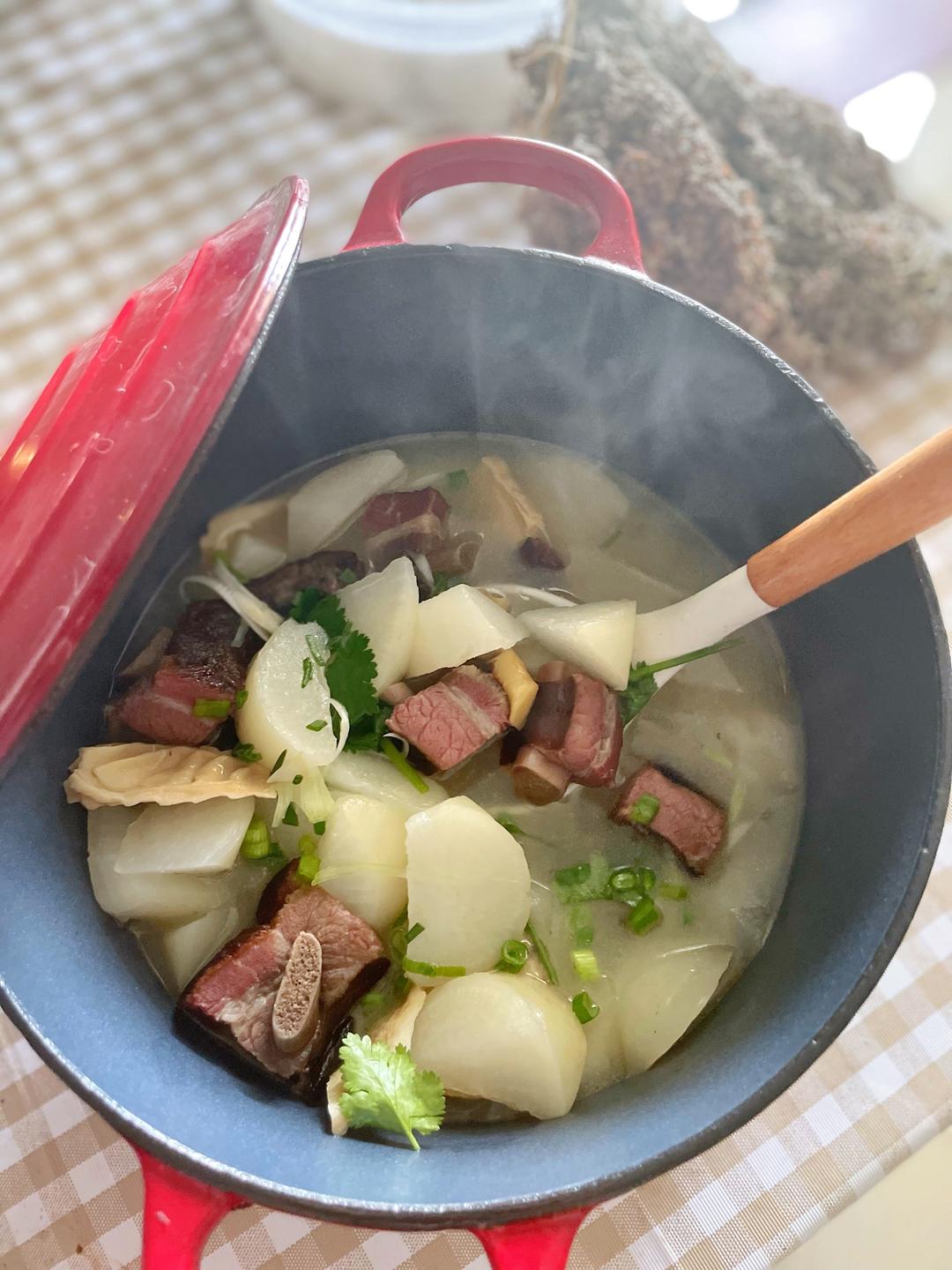 奶白色减脂汤丨笋干白萝卜腊排骨煲