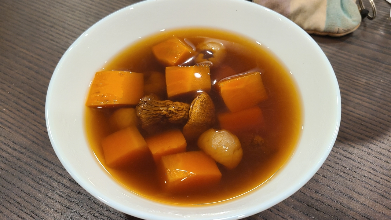 春季松茸菇虫草花素汤的做法