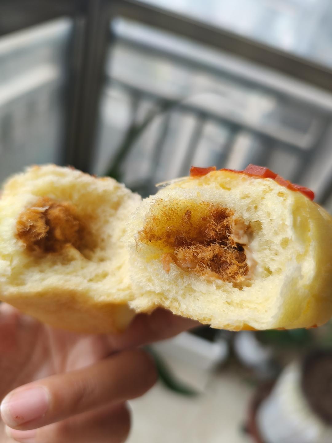 超级好吃的香葱烤肠肉松沙拉酱面包