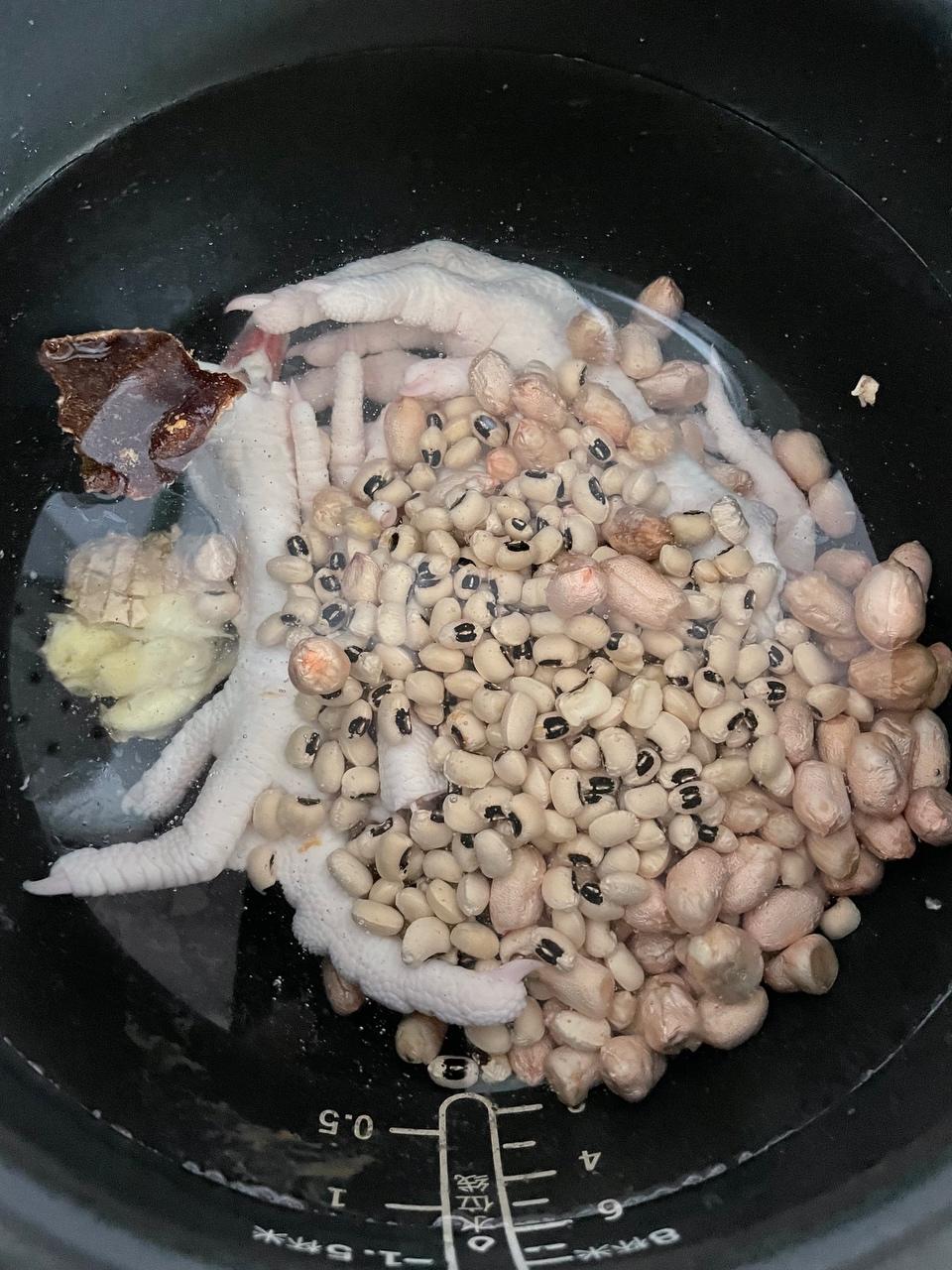 鸡脚花生眉豆汤的做法