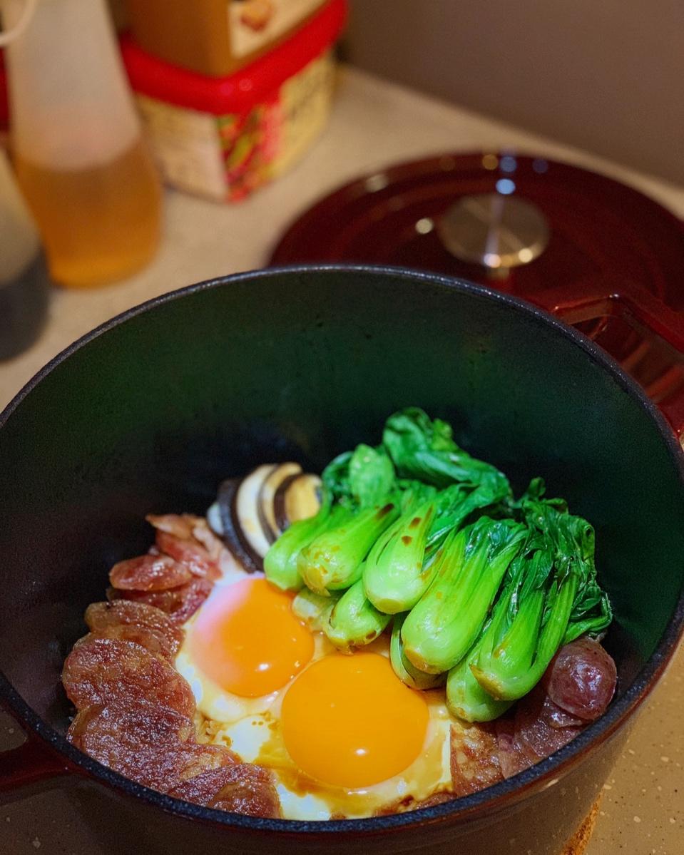 铸铁锅腊肠煲仔饭