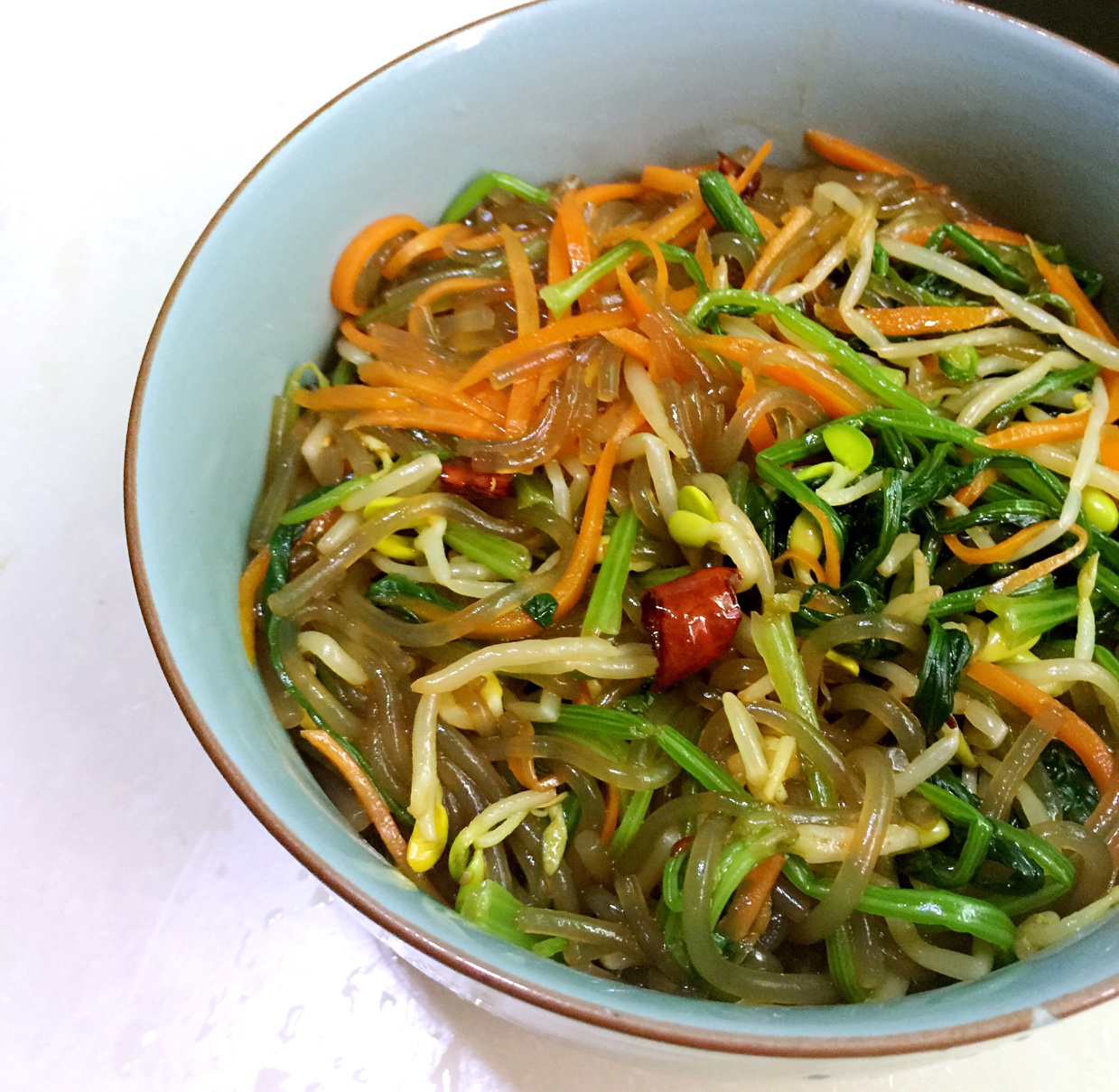 酸辣菠菜豆芽拌红薯粉