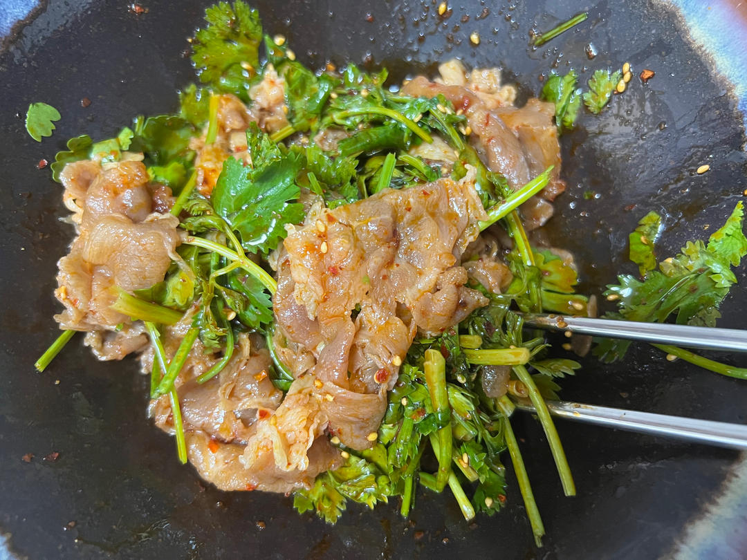 好吃到转圈圈～酸辣过瘾超下饭的香菜拌肥牛