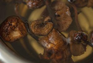 中式料理-菌菇土豆炖鸡块的做法 步骤5