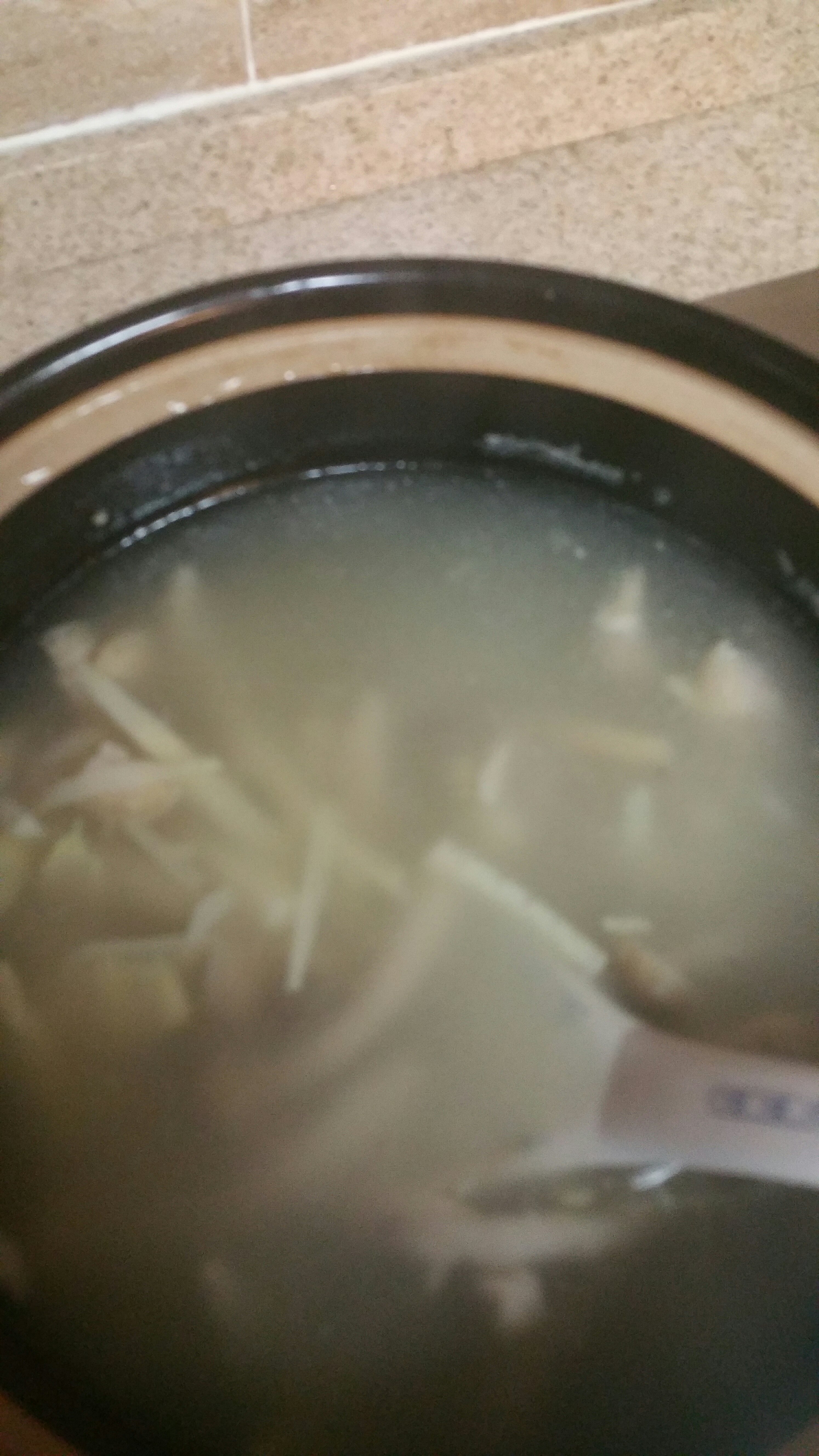 蟹味菇春笋火腿汤的做法