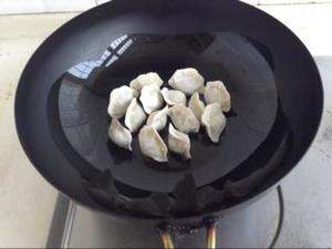 速冻水饺华丽变身锅贴的做法 步骤2