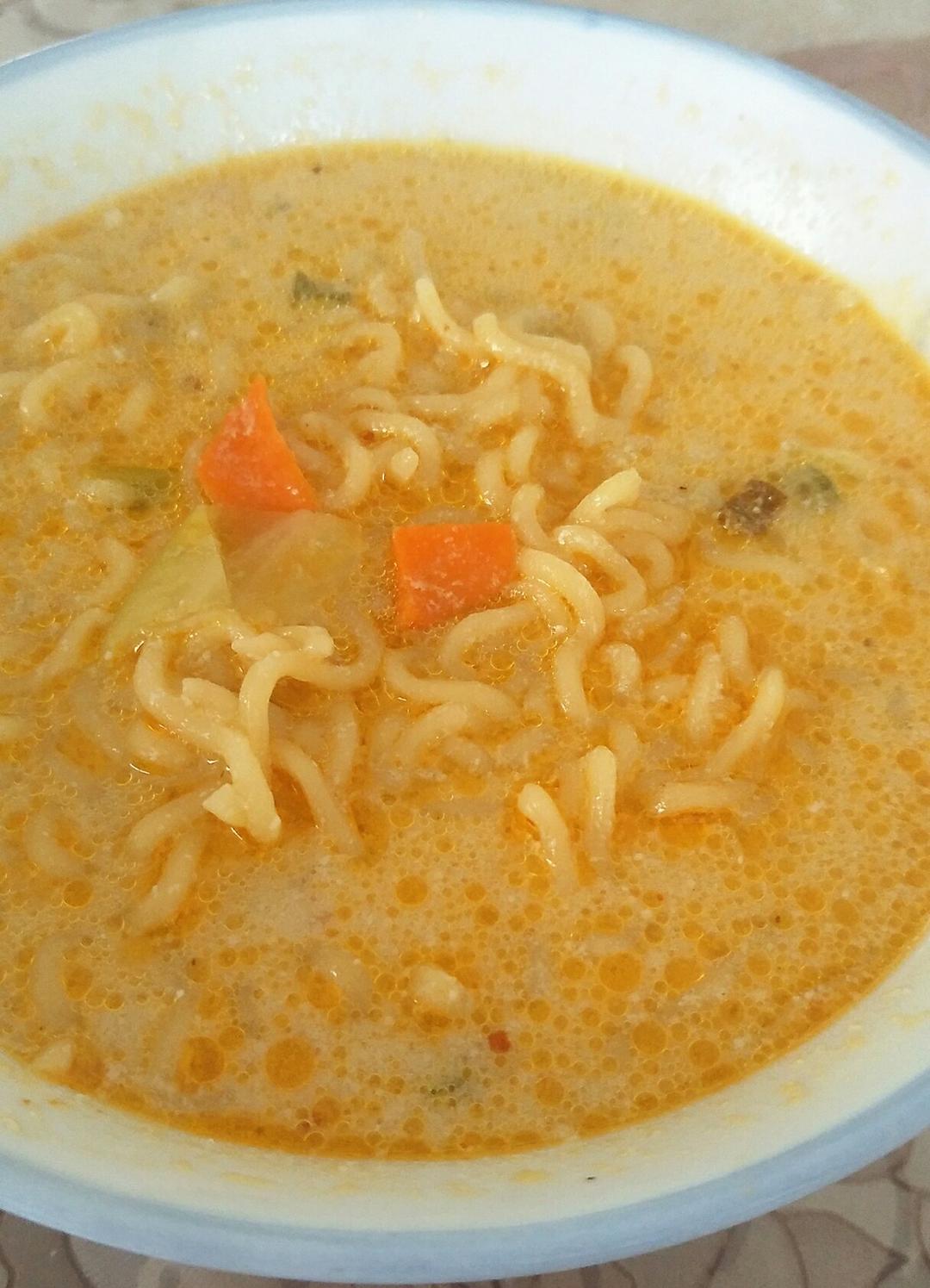 爱种花的兔子小姐做的牛奶辛拉面(汤头浓郁,非常好吃)