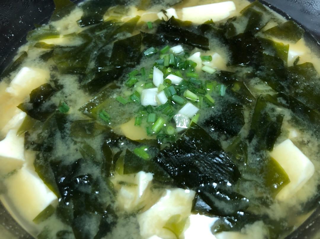 豆腐裙带菜味噌汤